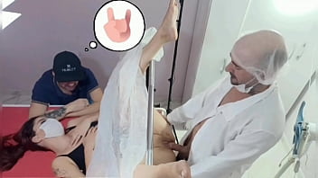 Marido Leva Esposa No Ginecologista Estranho free video