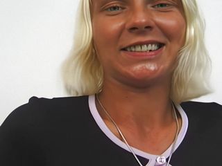 Blonde Gepiercte Sexsuechtige Besorgt Es Sich Mit Dildo free video
