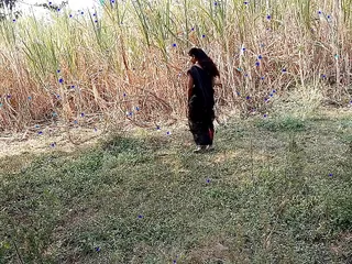 Komal Apne Khet Ka Ganna Apnehi Mut Chod Kar Jala Dene Vali Thi free video